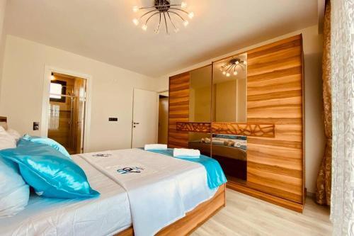 Kusadasi'nda Havuzlu L�x Villa Miray B2