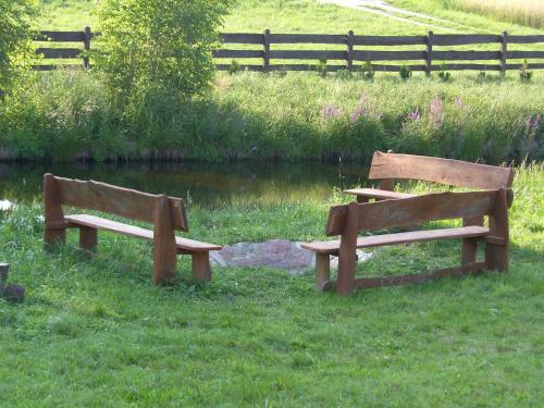 Drewniany Domek Nad Stawem