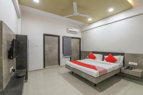 Oyo 49471 Hotel Cm Palace