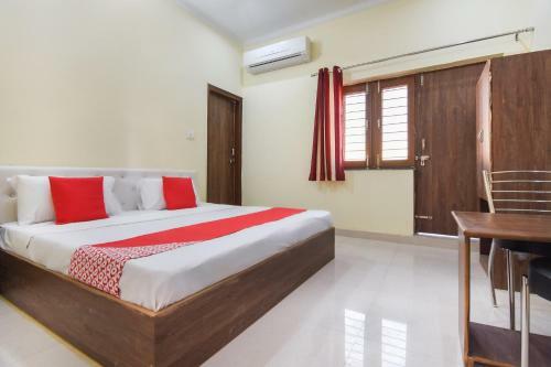 Oyo 66918 Hotel Silver