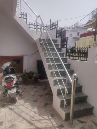 1st Floor, House No C156, Sector E Aliganj,