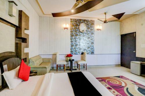 Capital O74359 Hotel Mukut Mahal
