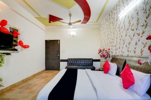 Capital O74359 Hotel Mukut Mahal