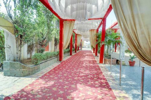 Capital O74359 Hotel Mukut Mahal