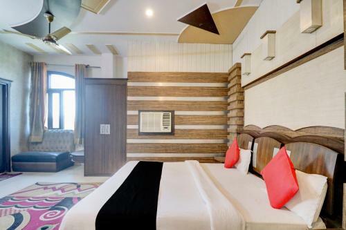 Capital O74359 Hotel Mukut Mahal
