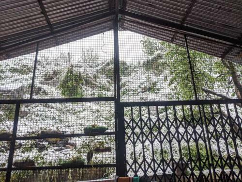 Ozzy Home Manali I Pet Friendly