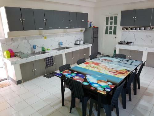 Hostal Omg Guest House Room For 3 Overhanging