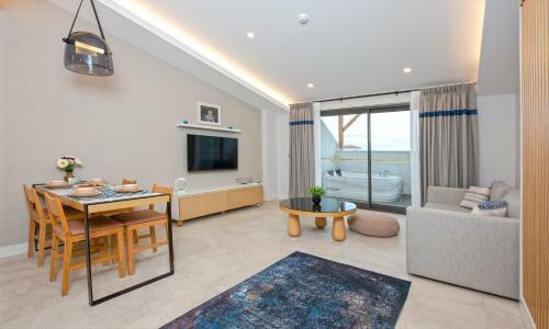 Hotel A Suite Side