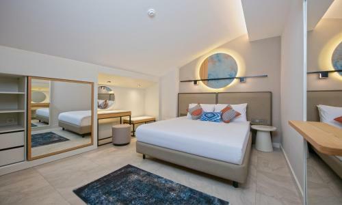 Hotel A Suite Side