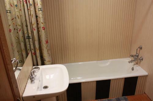 Hotel Houseboat Mughal Suit