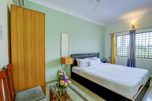Hotel Ezzenza Royal Garden Brindavan Resort