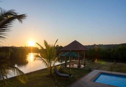Villa River Front Home Close To Candolim