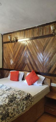 Hostal The Wood Resort