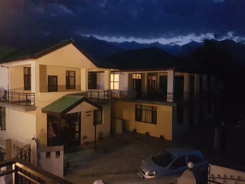 Bed & Breakfast Ekaant Homes (Dhouladhar Suite)
