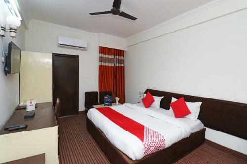 Capital O 29566 Hotel Mid Town