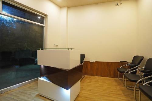 Hotel Oyo 46922 Qlark White Palace