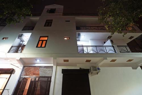 Hotel Oyo 46922 Qlark White Palace