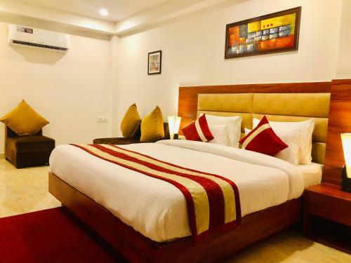 Red Crown Hotel