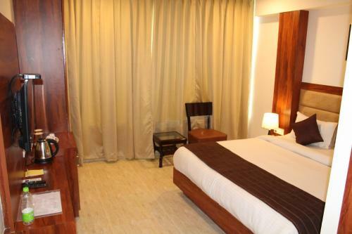 Red Crown Hotel