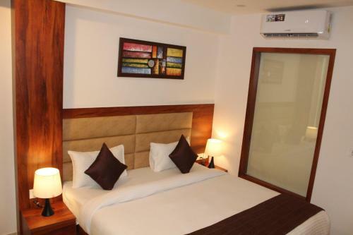 Red Crown Hotel