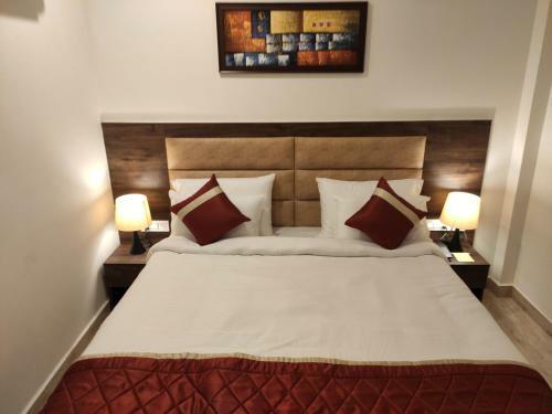Red Crown Hotel