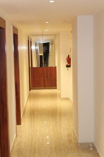 Red Crown Hotel