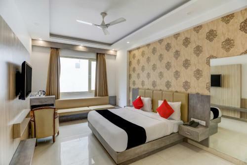 Hotel Capital O 73287 Planet Inn