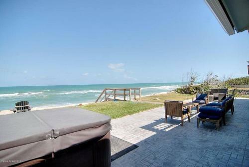 Rustic Beach Front Home - 6 Bedrooms - Private Beach Access - Large Groups