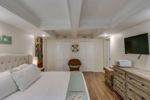 Rustic Beach Front Home - 6 Bedrooms - Private Beach Access - Large Groups