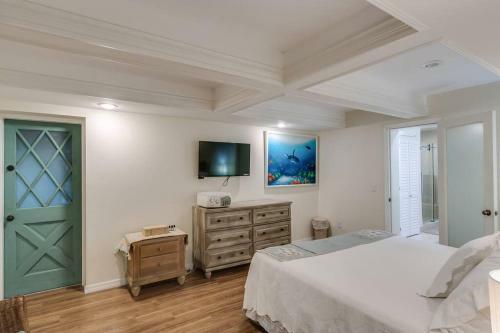 Rustic Beach Front Home - 6 Bedrooms - Private Beach Access - Large Groups