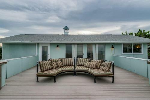 Rustic Beach Front Home - 6 Bedrooms - Private Beach Access - Large Groups