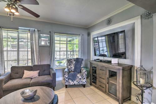 Sun-soaked Miramar Getaway With Screened Porch!