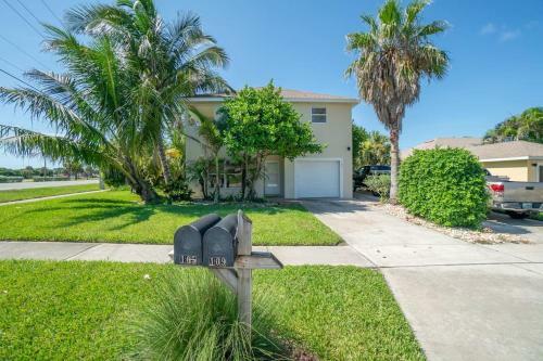 Steps From The Beach - Relaxing Townhome