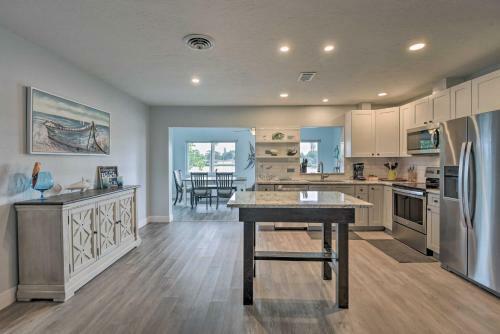 Waterfront Nokomis Escape With Dock And Kayaks!