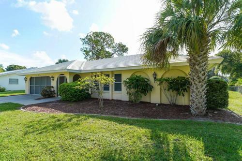 Huge Pool, Roomy, Close To Beaches, Shops, Restaurants!