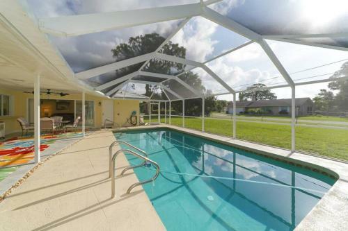 Huge Pool, Roomy, Close To Beaches, Shops, Restaurants!
