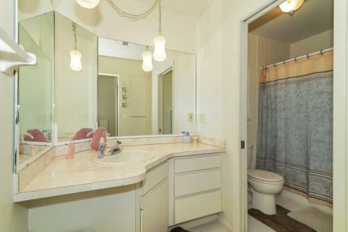 Huge Pool, Roomy, Close To Beaches, Shops, Restaurants!