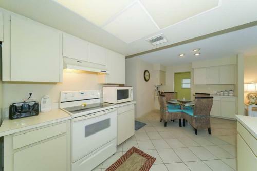 Huge Pool, Roomy, Close To Beaches, Shops, Restaurants!