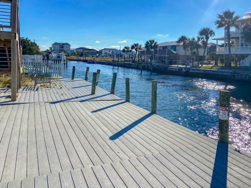 Apartamento Waterfront Home, Short Walk To Beach, Deck/balcony