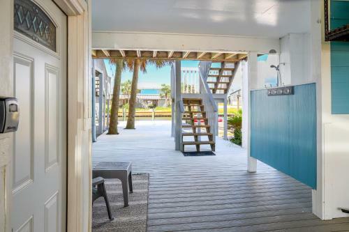 Apartamento Waterfront Home, Short Walk To Beach, Deck/balcony