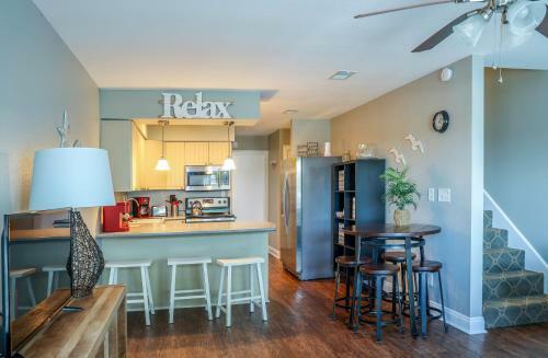 Apartamento Waterfront Home, Short Walk To Beach, Deck/balcony