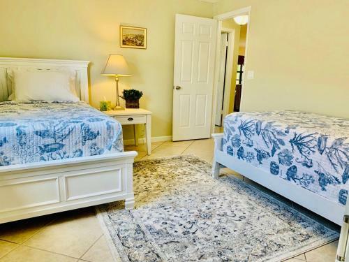 Family Friendly Naples Beachhouse-2br-