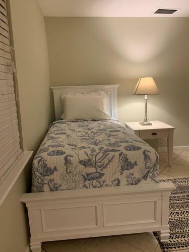 Family Friendly Naples Beachhouse-2br-