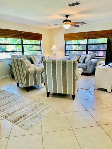 Family Friendly Naples Beachhouse-2br-