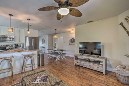 Naples Oasis With Screened Pool, Bike To Beach!