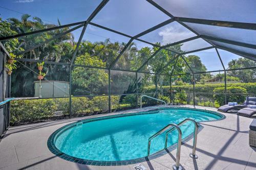 Naples Oasis With Screened Pool, Bike To Beach!