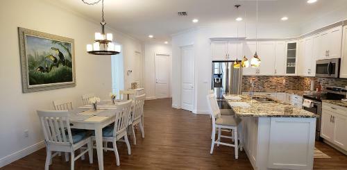 Perfect Naples - Saltwater Pool - 2 Master Br - 3 Br3ba