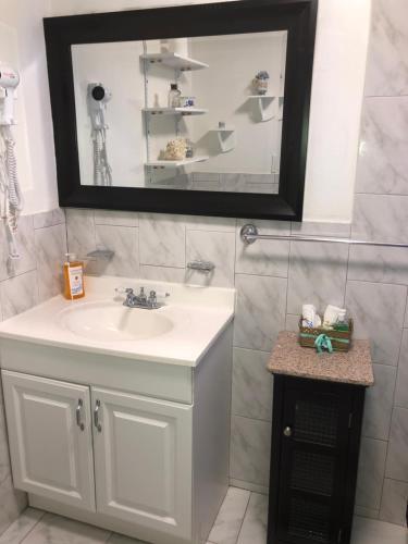 V - Private Suite Next To Calle Ocho (Apt 2)