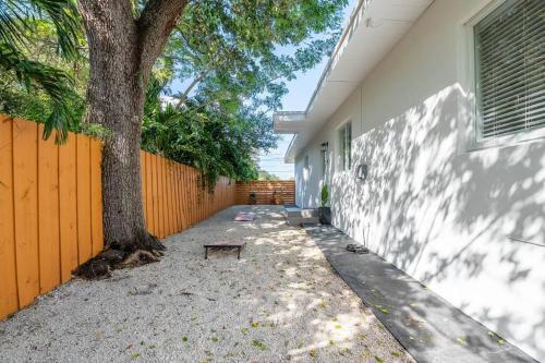 Design District! 2 Bed 1 Bath W/ Gated Parking (B)