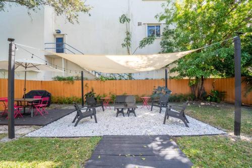 Design District 2 Bed 1 Bath W/gated Parking (A)